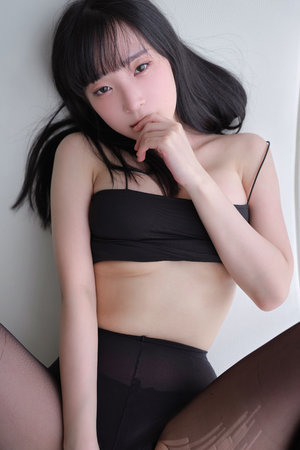 男生和女生一起打扑克牌的场景