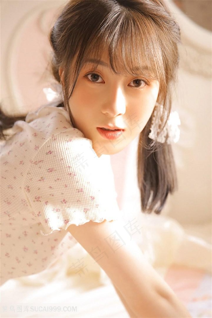 我把美女一把按在床上撕开她的衣服想操她网站